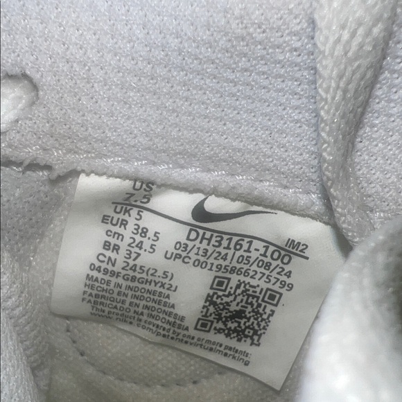 Nike Men's Size 8 -  White, Black, and Brown Sneakers - Picture 8 of 8